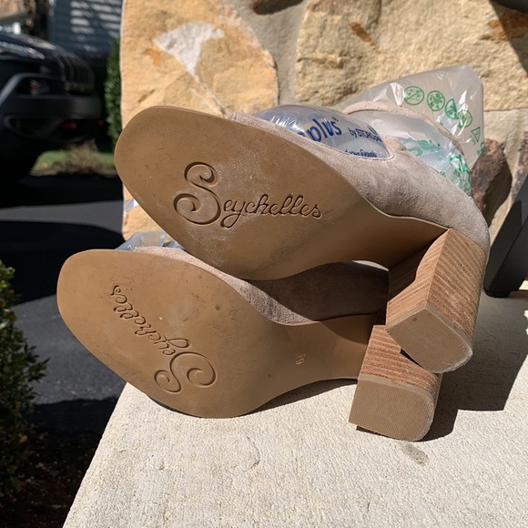 Seychelles Radical Light Gray Suede Heel - Picture 4 of 5